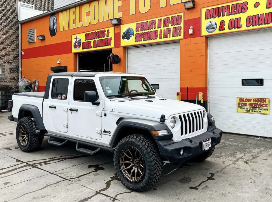 Jeep Gladiator on 33x12.50R20LT TRAIL BLADE M/T