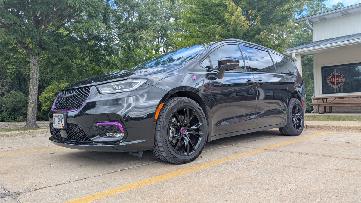 Chrysler Pacifica on 275/45R20 AZ810