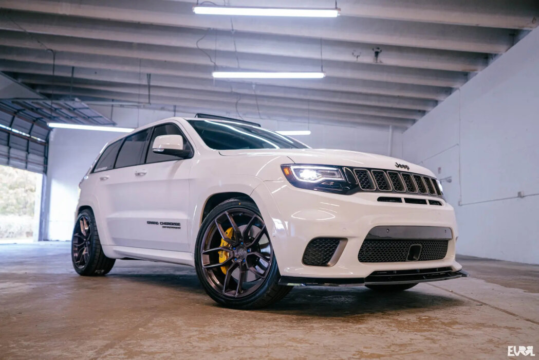 Jeep Trackhawk on 305/35R22 AZ850