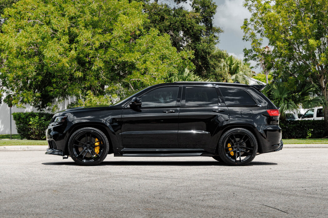 Jeep Trackhawk on 305/35R22 AZ850