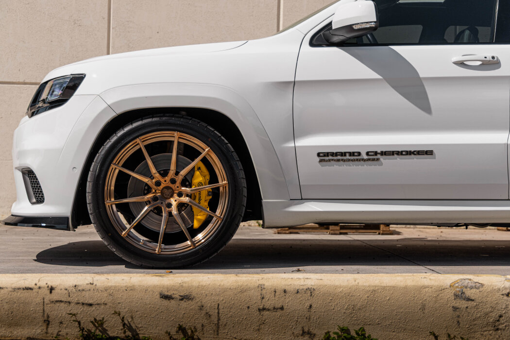 Jeep Trackhawk on 305/35R22 AZ850