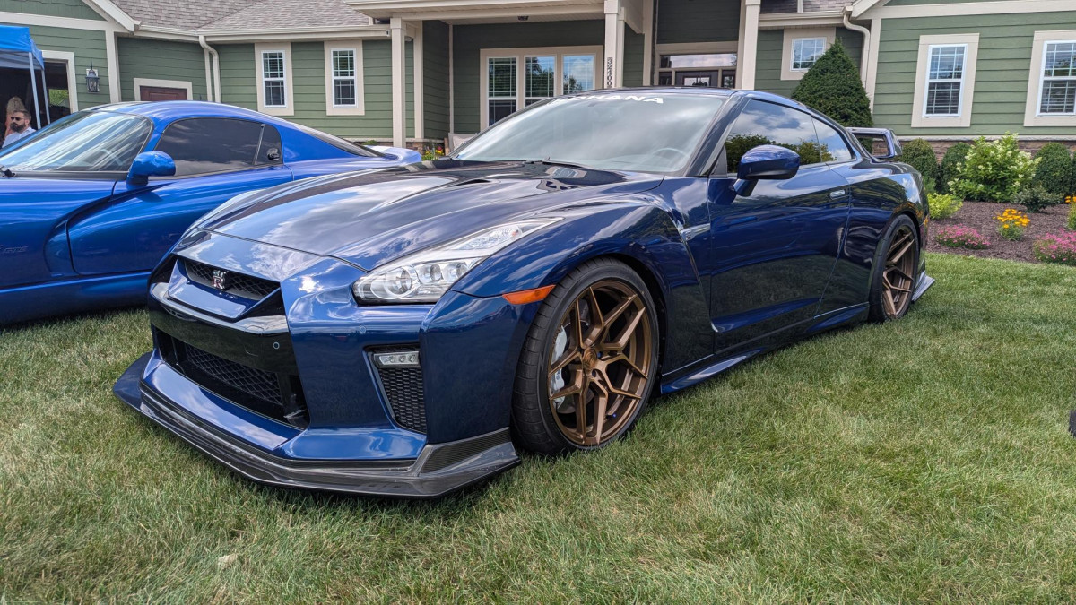 Nissan R35 GT-R on 285/35R20 AZ850DR