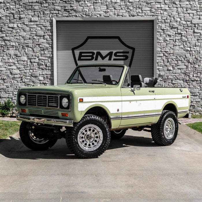 International Scout II on 33x12.50R18LT TRAIL BLADE X/T