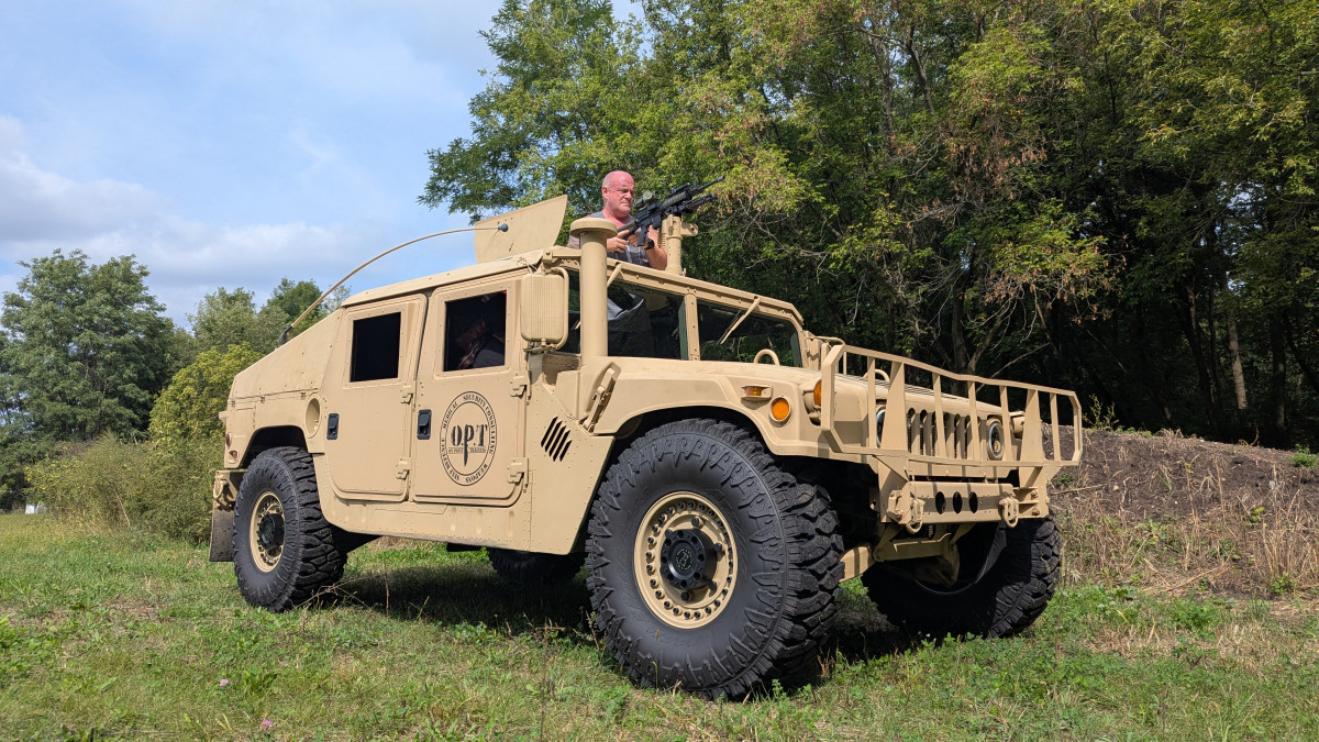 AM General HMMWV on 40x13.50R17LT TRAIL BLADE BOSS