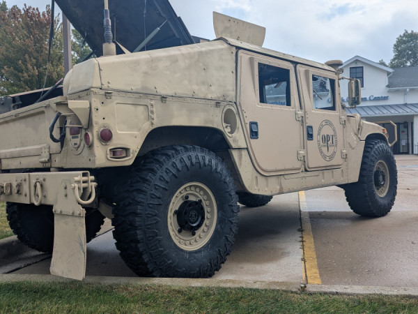 AM General HMMWV on 40x13.50R17LT TRAIL BLADE BOSS - image 3