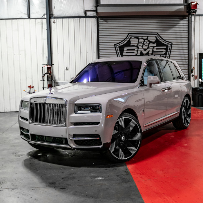Rolls-Royce Cullinan on 295/30R26 AZ810