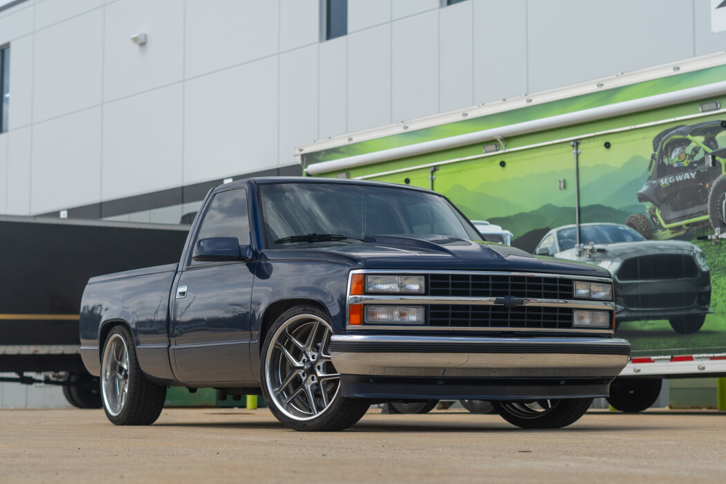 Chevrolet 1500 on 265/35R22 AZ810
