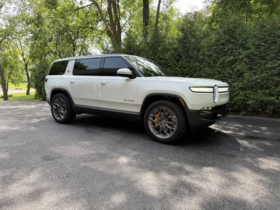 Rivian R1S on 275/50R22 TRAIL BLADE ATS